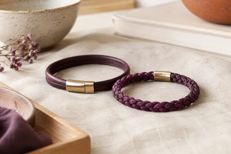 Deux bracelets assortis présentés sur un tissu de lin clair