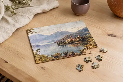 Puzzle photo horizontal en bois posé sur une table claire avec quelques pièces détachées