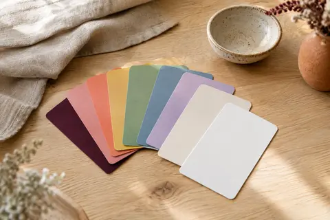 Cartes multicolores d’un jeu pour couples disposées sur une table en bois clair
