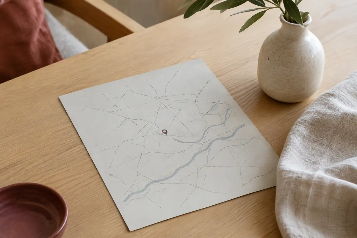Affiche A4 personnalisée avec carte GPS du lieu de rencontre, posée sur une table en bois clair.