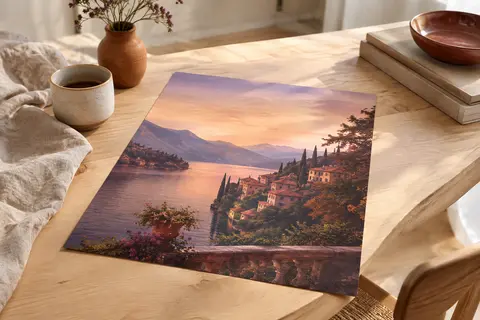 Affiche personnalisée au style de poster romantique posée sur une table en bois clair.